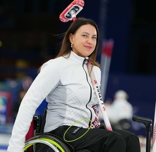 Ein Rollstuhlcurling-Sportler in Kleidung von Vilber's