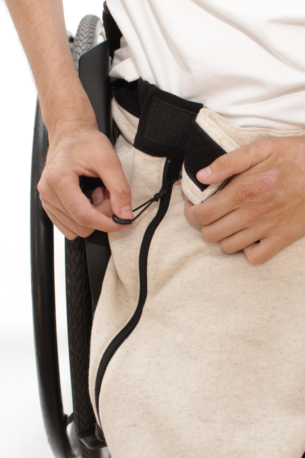 Rollstuhlgerechte Premium-Jogginghose für Herren mit heruntergelassener Vorderseite