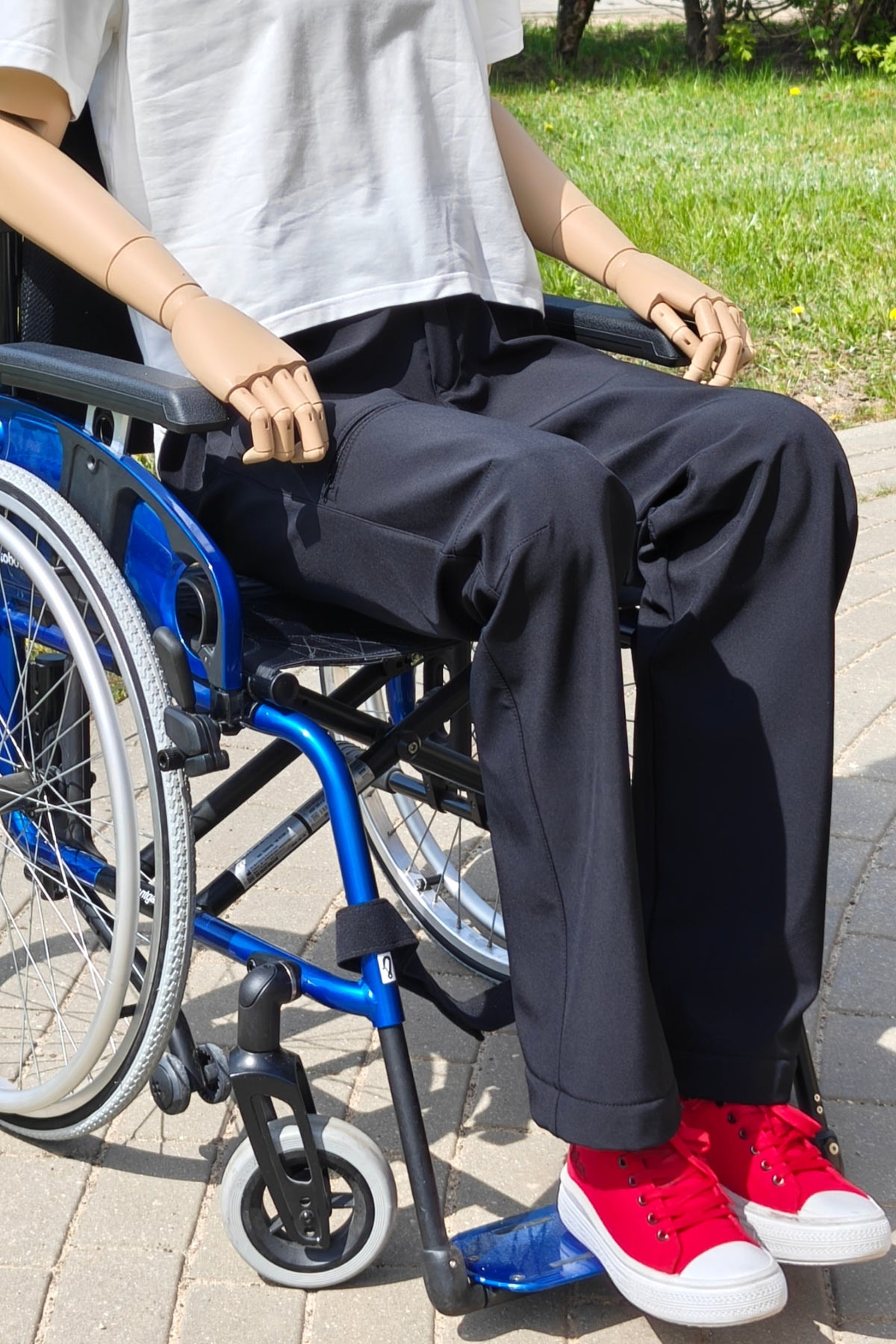 Rollstuhladaptive, warme Softshellhose für Herren