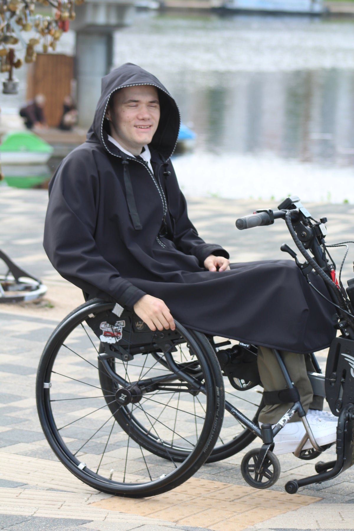 Atmungsaktiver Regenmantel für Rollstuhlfahrer