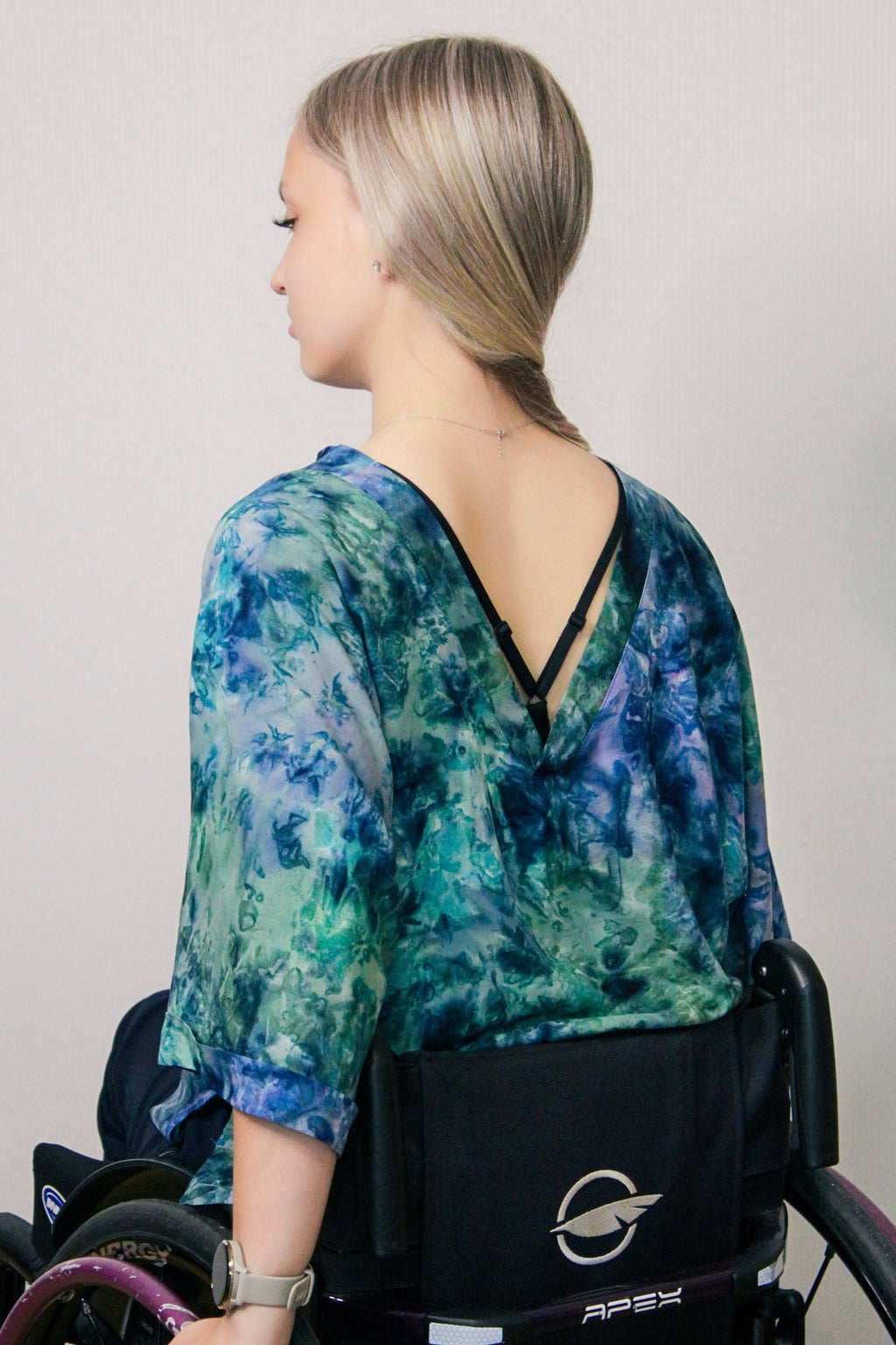 Adaptive Bluse mit Kimonoärmeln – Ocean Breeze Batik