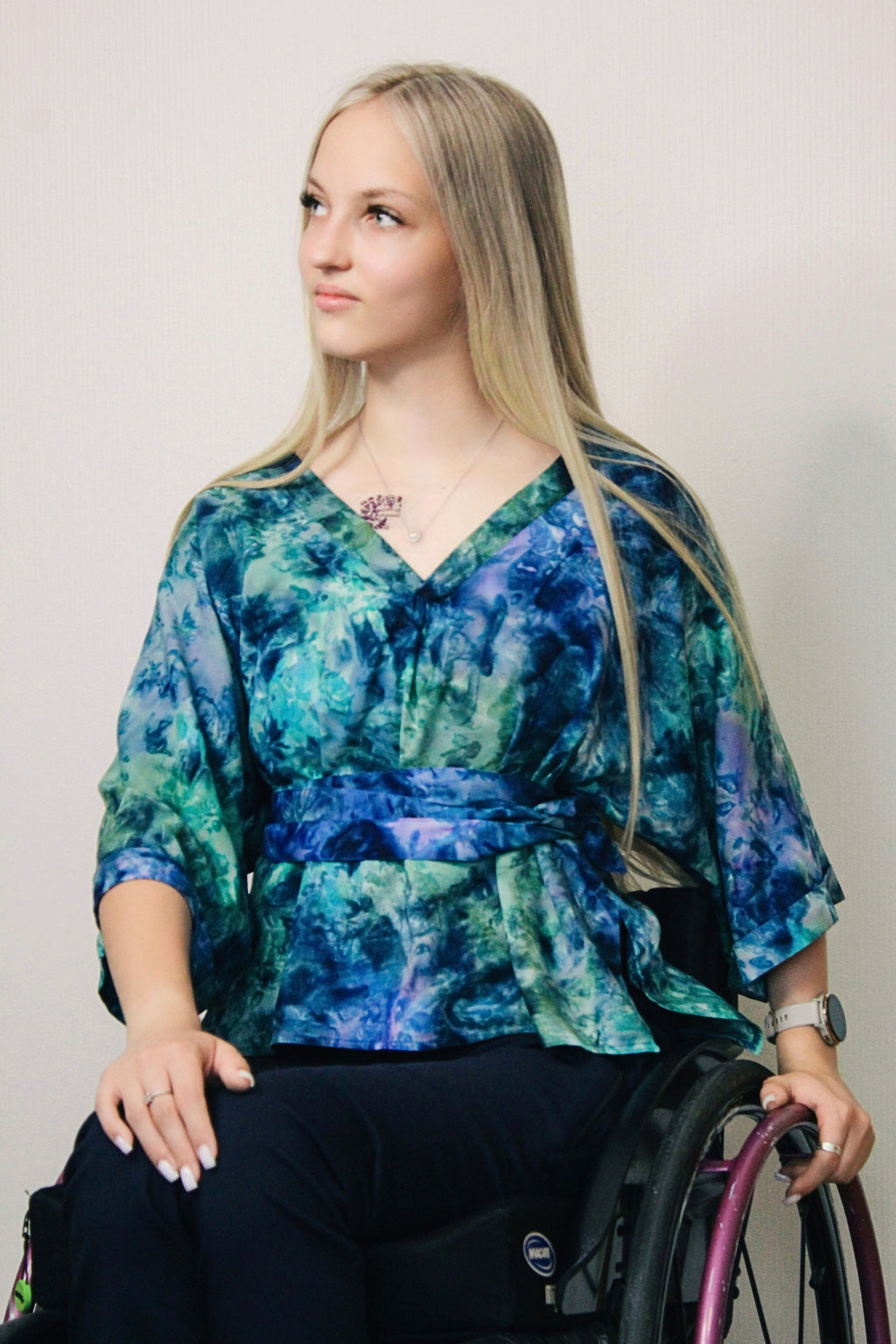 Adaptive Bluse mit Kimonoärmeln – Ocean Breeze Batik