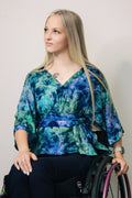 Adaptive Bluse mit Kimonoärmeln – Ocean Breeze Batik