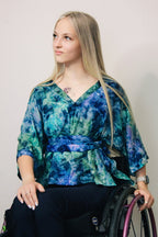 Adaptive Bluse mit Kimonoärmeln – Ocean Breeze Batik