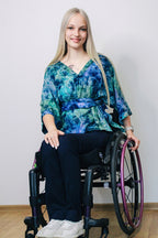Adaptive Bluse mit Kimonoärmeln – Ocean Breeze Batik