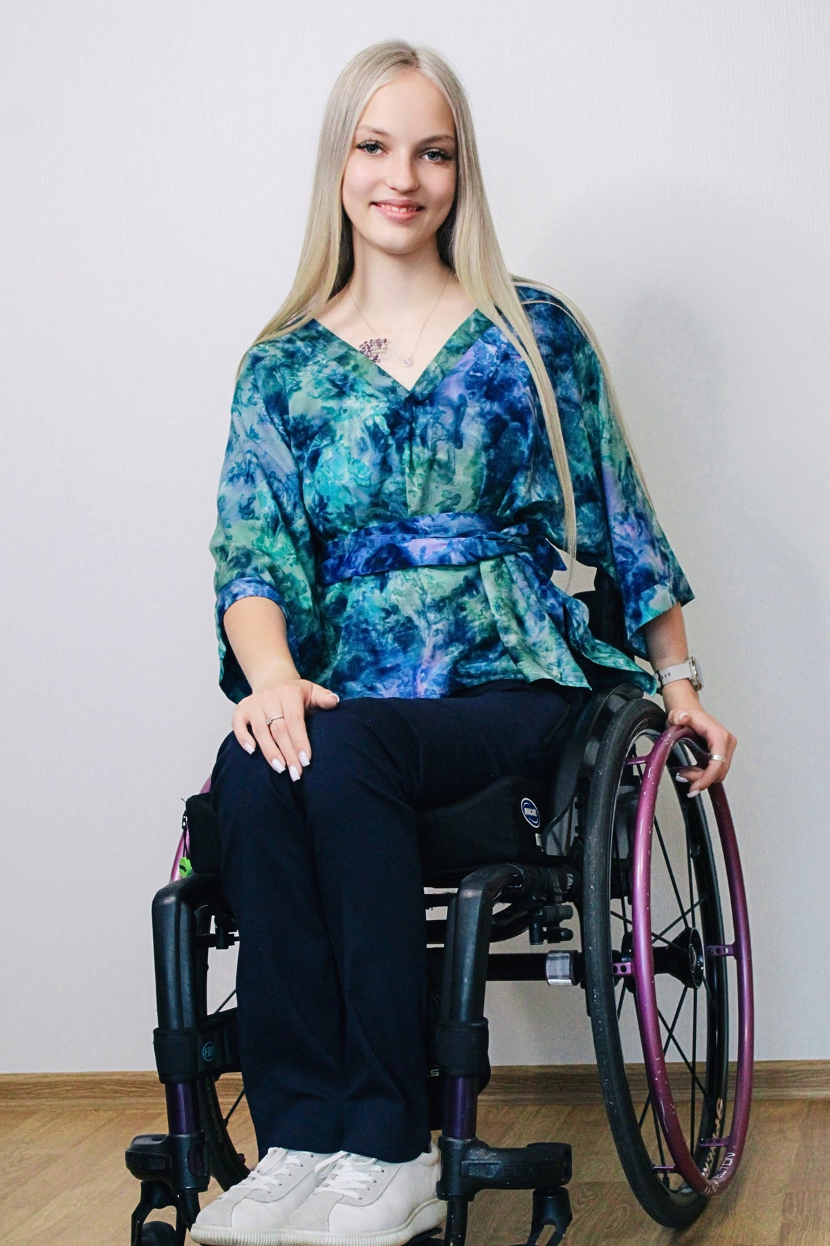 Adaptive Bluse mit Kimonoärmeln – Ocean Breeze Batik