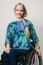 Adaptive Bluse mit Kimonoärmeln – Ocean Breeze Batik