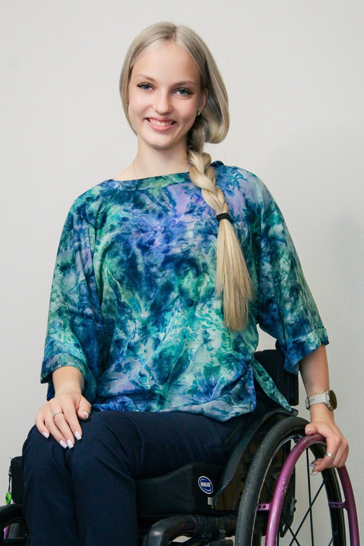 Adaptive Bluse mit Kimonoärmeln – Ocean Breeze Batik