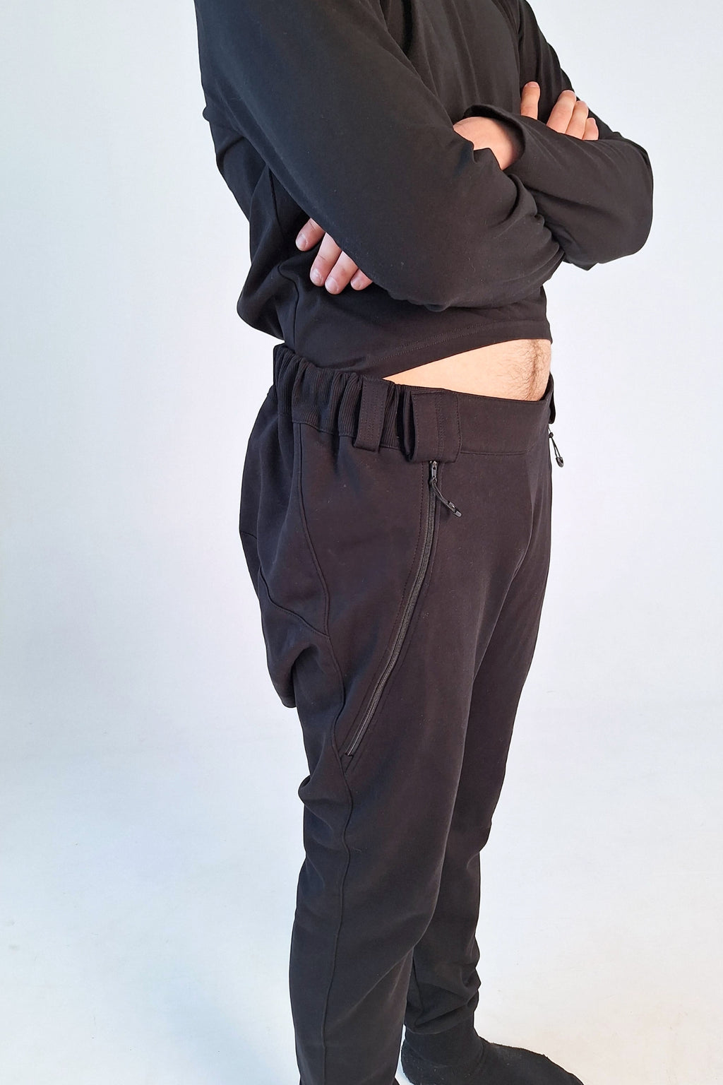 Rollstuhlgerechte Premium-Jogginghose für Herren mit heruntergelassener Vorderseite