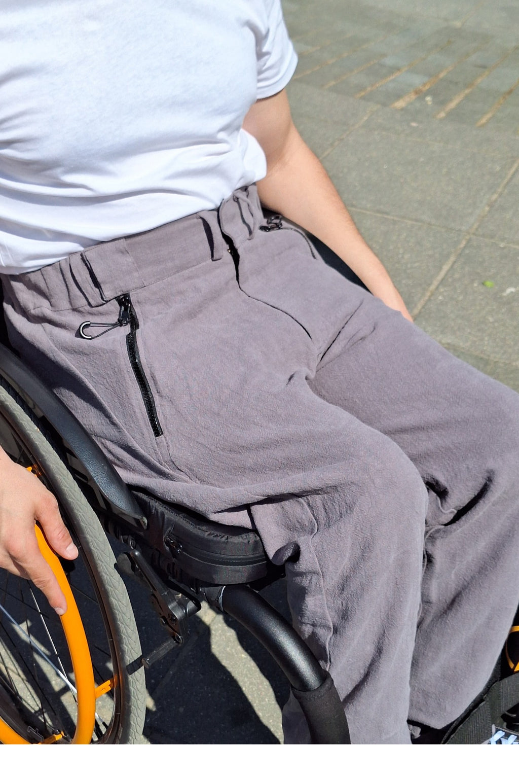 Rollstuhlgerechte Sommerhose für Herren mit heruntergelassener Vorderseite aus hautfreundlichem Ramie-Stoff 