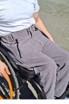 Rollstuhlgerechte Sommerhose für Herren mit heruntergelassener Vorderseite aus hautfreundlichem Ramie-Stoff 