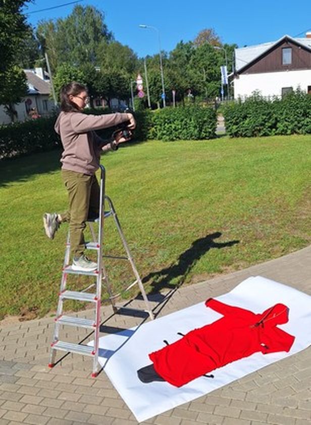 Ein roter Regenmantel, ausgelegt bei einem Fotoshooting